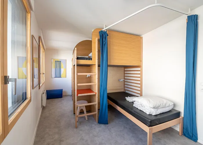 Hostel Ucpa Sport Station *